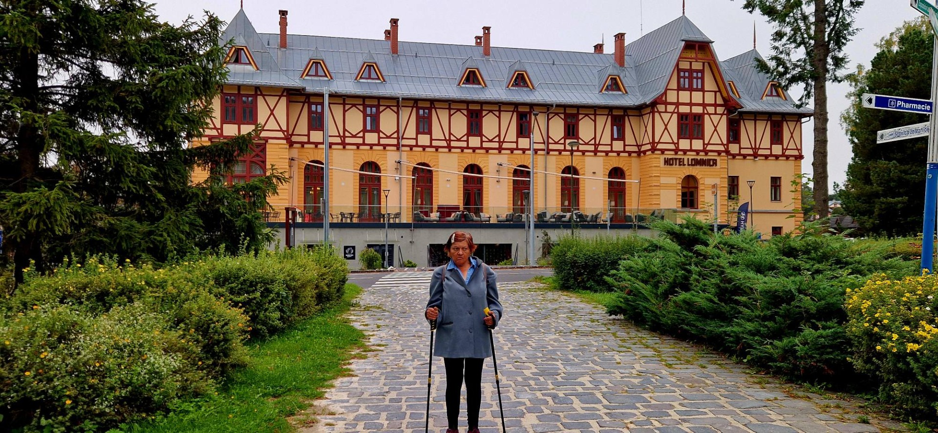 V Tatranskej Lomnici pred Hotelom Lomnica. Mesto Vysoké Tatry.